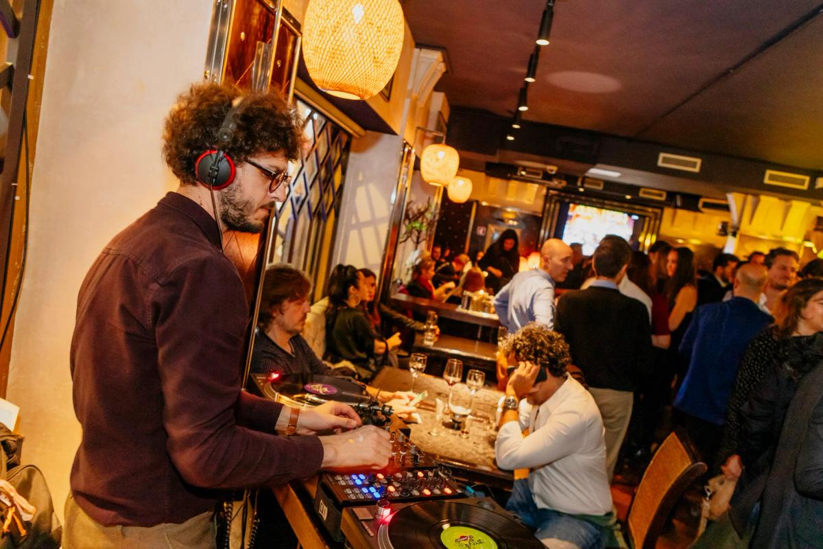 Del Swing al Lounge: La Evolución de la Música de Fondo en la Alta Gastronomía