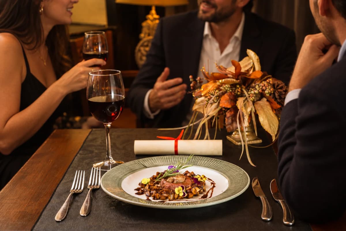 Cenas de Navidad y Fin de Año en el Barrio Gótico: Celebra las Fiestas con Estilo