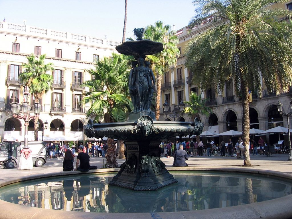 fontaine de la place des trois grâces real barcelona