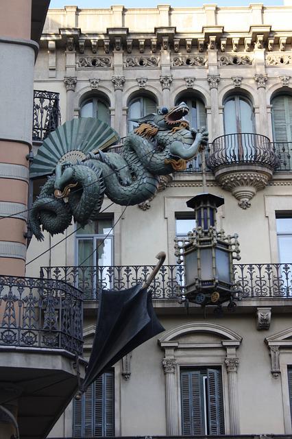 Estatua de dragón fachada de Barcelona