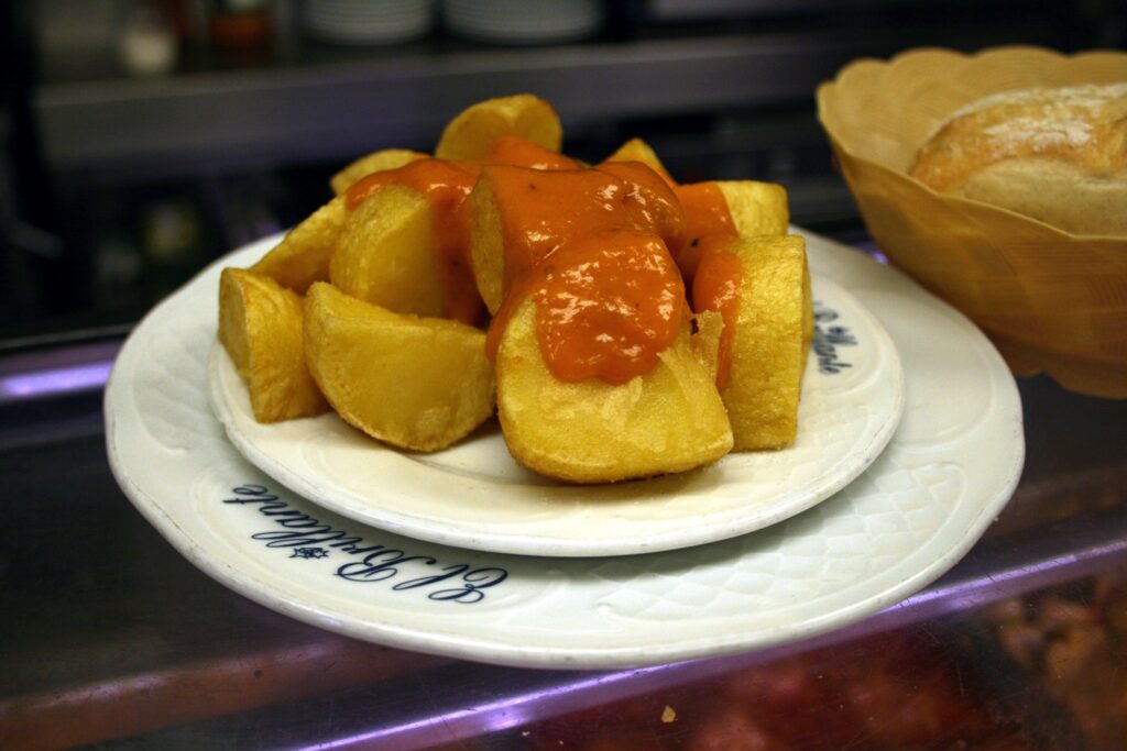 patatas bravas comida española restaurante